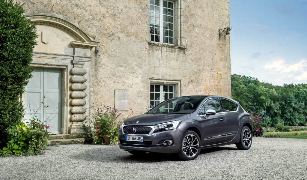 Серебристый автомобиль Citroen DS4 у дома 