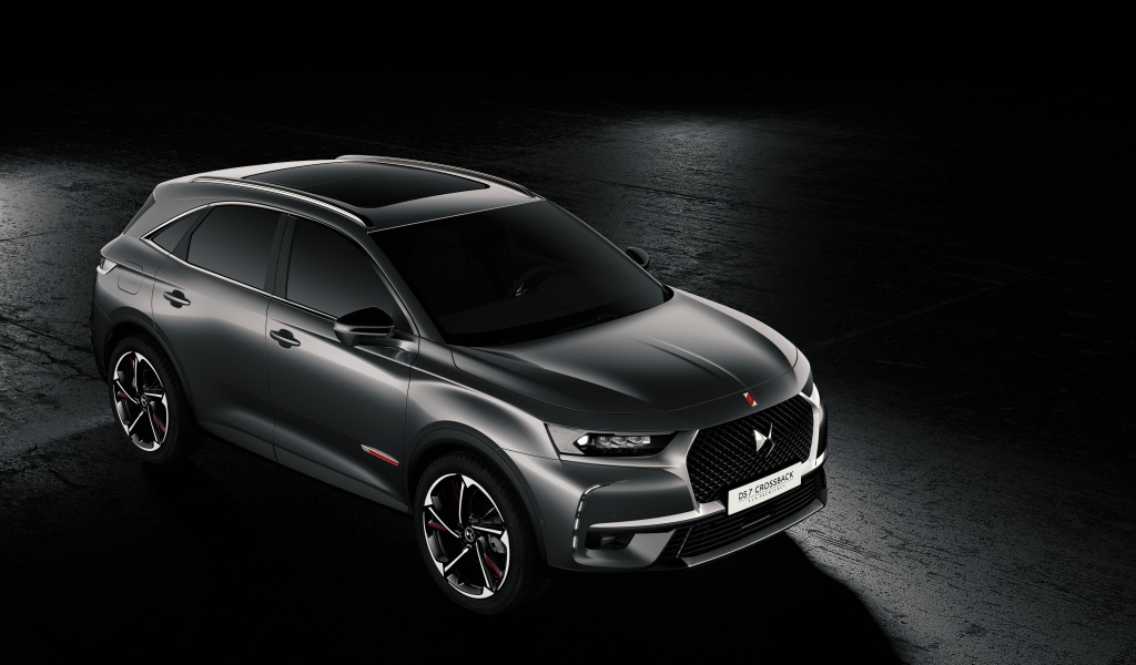 Серебристый автомобиль Citroen DS 7, 2018 на черном фоне
