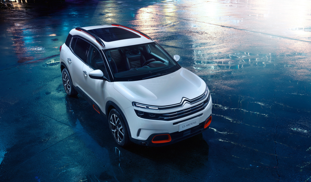 Серебристый кроссовер Citroen C5 Aircross на мокром асфальте
