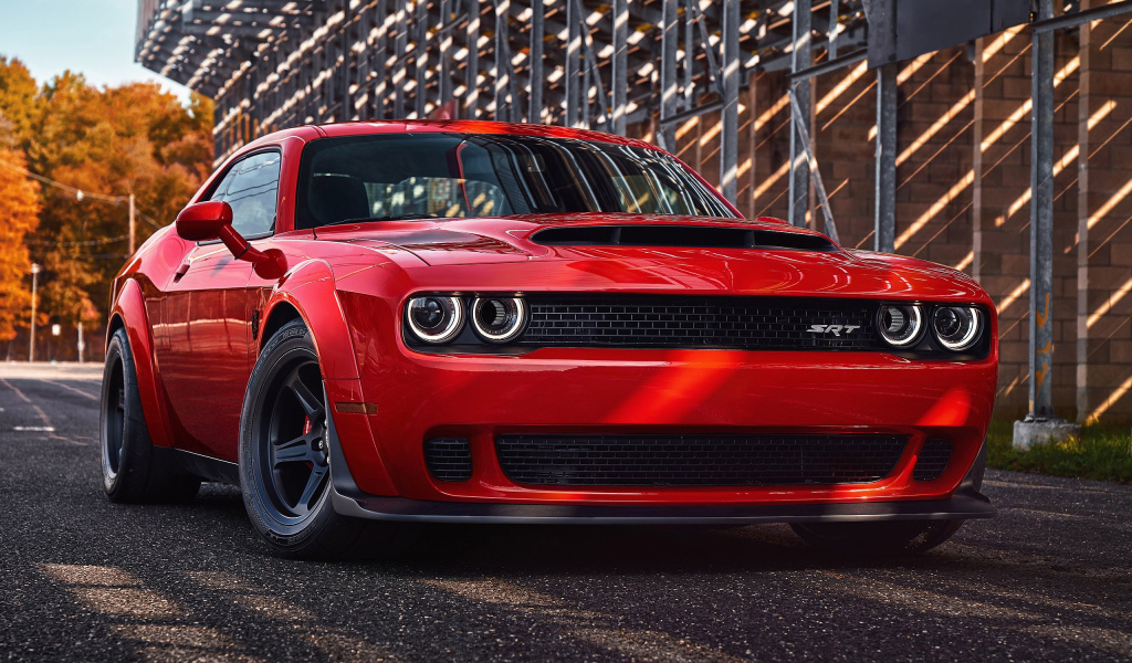 Красный автомобиль Dodge Challenger SRT Demon, 2018 