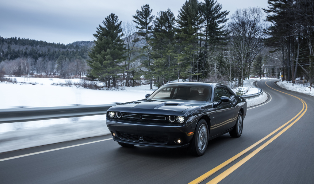 Черный автомобиль Dodge Challenger GT AWD, 2017 на трассе 