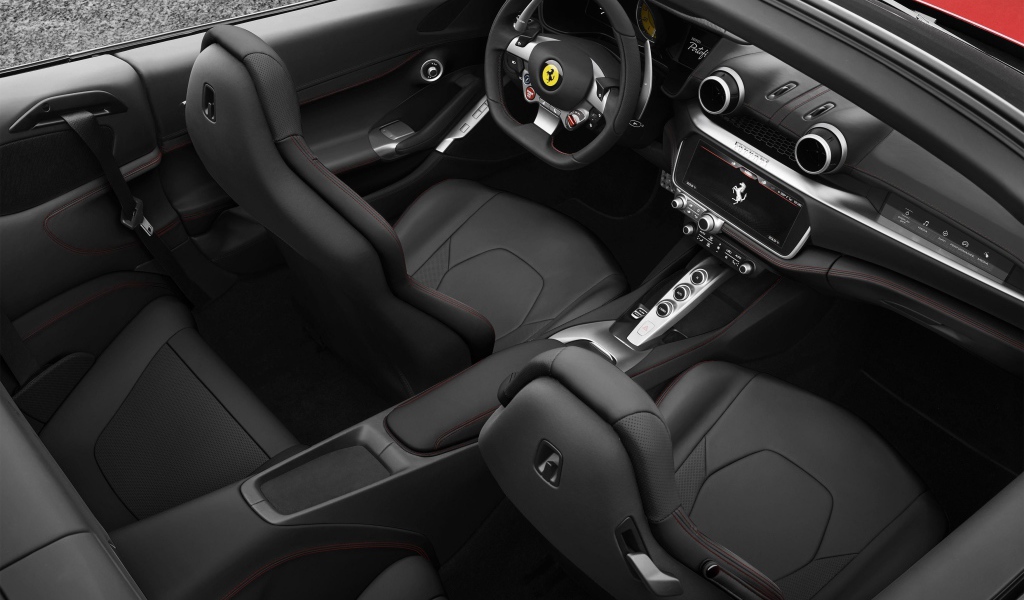 Черный кожаный салон автомобиля Ferrari Portofino, 2018