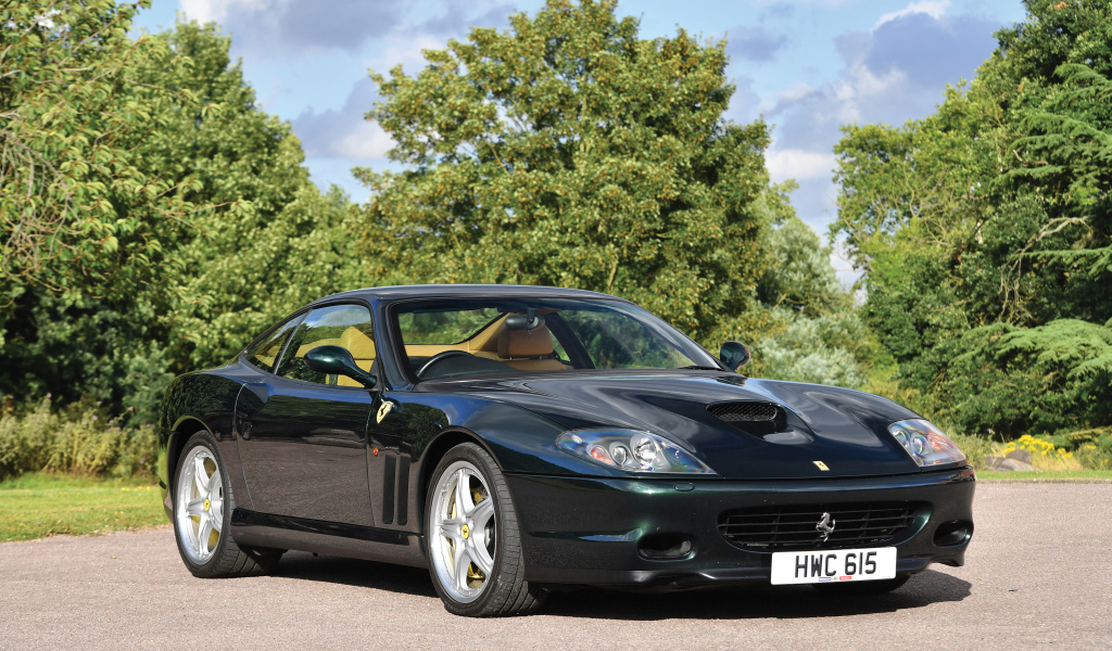 Быстрый черный автомобиль Ferrari 575M Maranello 