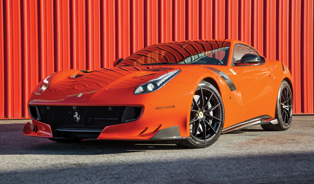 Оранжевый спортивный автомобиль Ferrari F12tdf, 2017