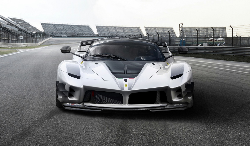 Гоночный автомобиль  Ferrari FXX-K Evo, 2018 на трассе