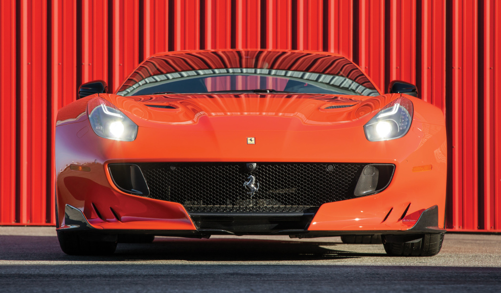 Красный блестящий автомобиль  Ferrari F12tdf