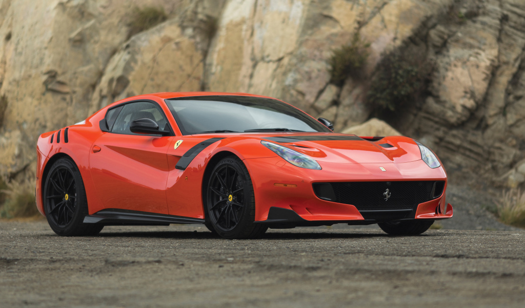 Красный спортивный автомобиль Ferrari F12tdf, 2017 у скалы