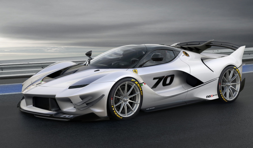 Спортивный автомобиль  Ferrari FXX-K Evo, 2018 вид сбоку