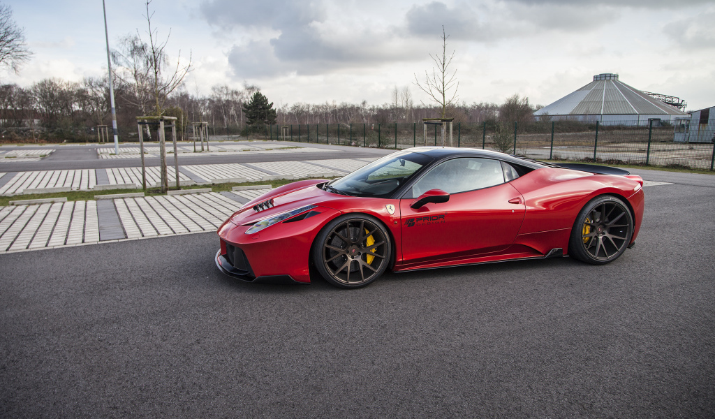 Красный спортивный автомобиль Ferrari 458 Italia Prior-Design PD458 