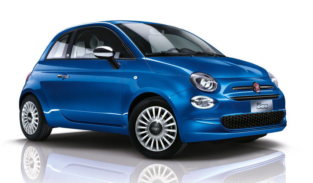 Синий автомобиль Fiat 500 Mirror, 2018 на белом фоне