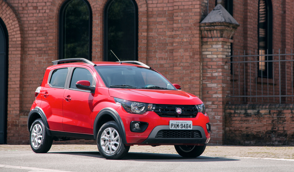 Красный автомобиль Fiat Mobi Way у здания