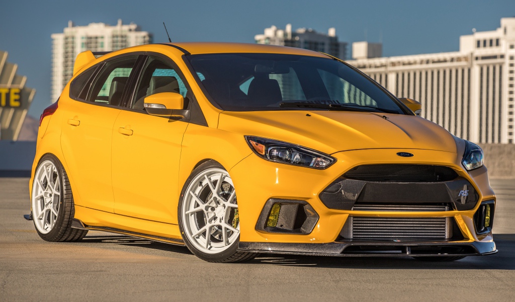 Оранжевый автомобиль Ford Focus RS