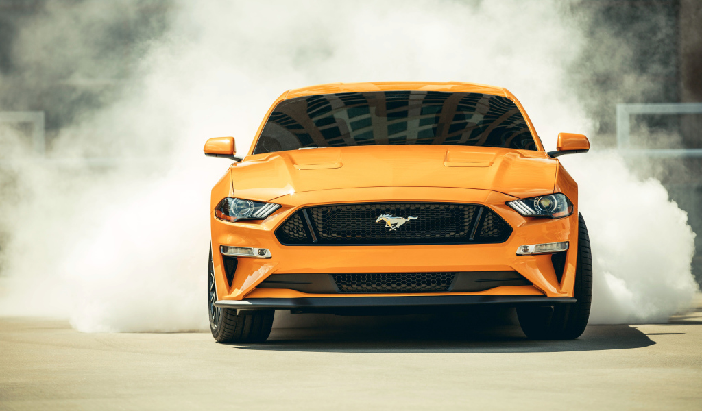 Оранжевый автомобиль Ford Mustang, 2018 вид спереди