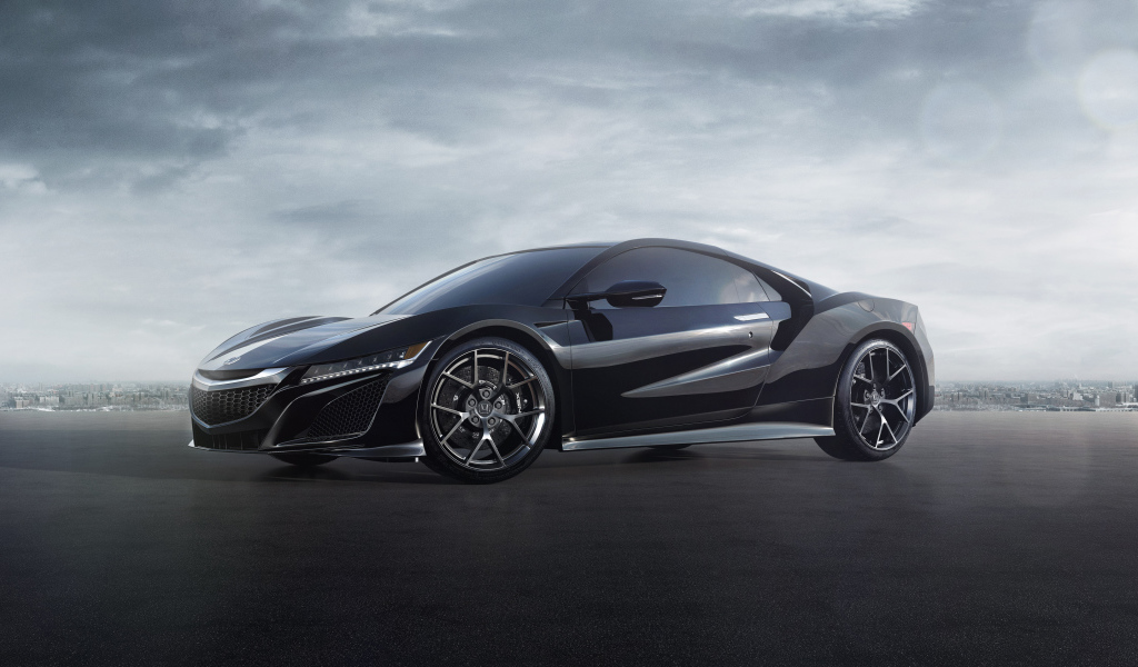 Черный спортивный автомобиль Honda NSX под пасмурным небом