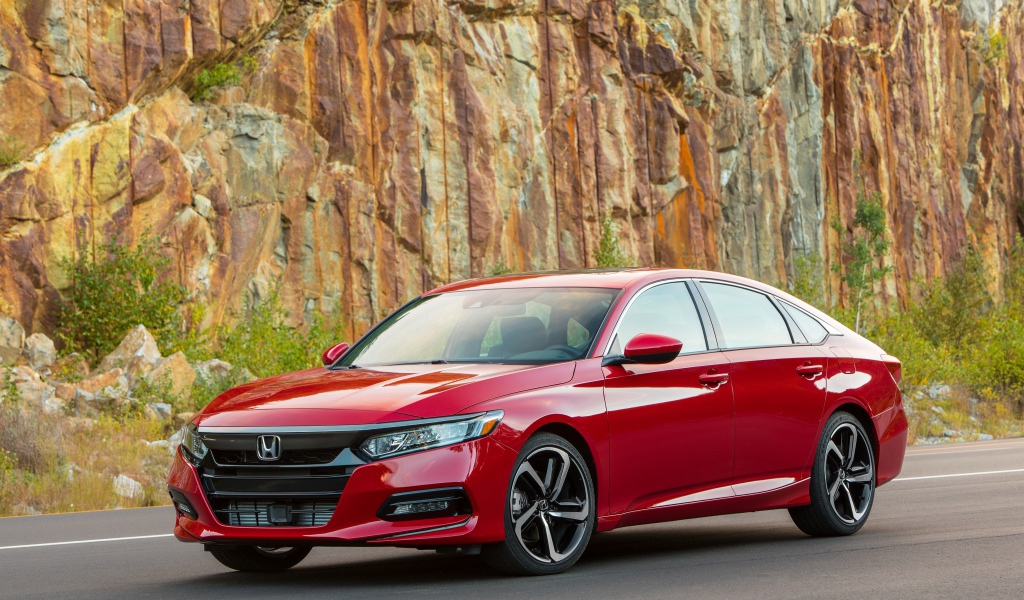 Компактный красный автомобиль Honda Accord