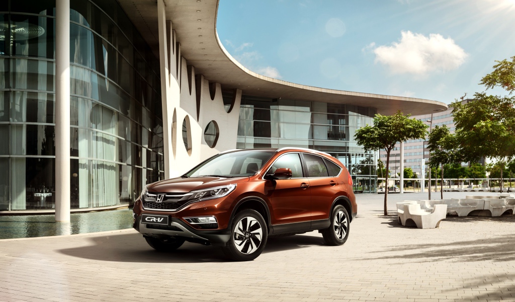 Внедорожник Honda CR-V на фоне здания 