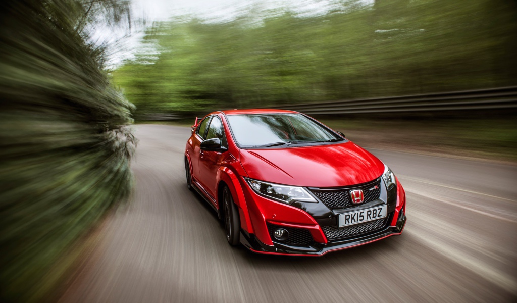 Красный автомобиль Honda Civic,  2017 на трассе 