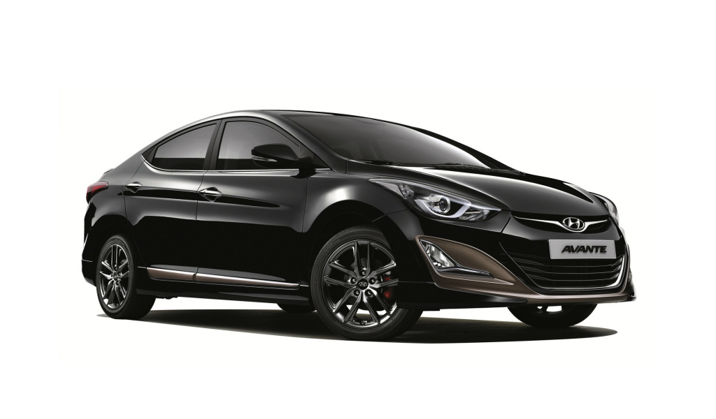 Черный автомобиль Hyundai Elantra на белом фоне