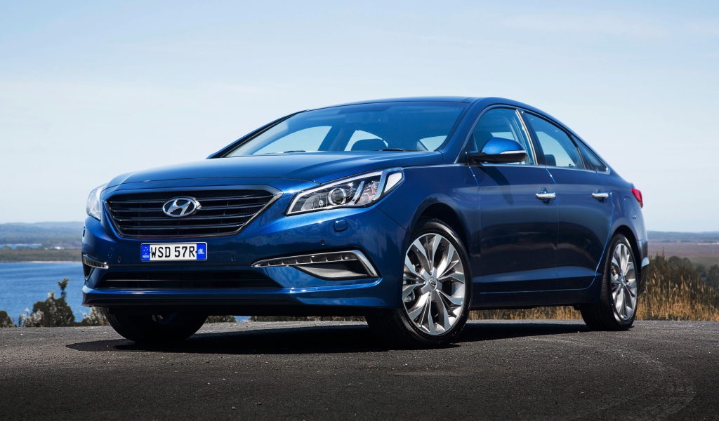 Синий автомобиль Hyundai Sonata на дороге 