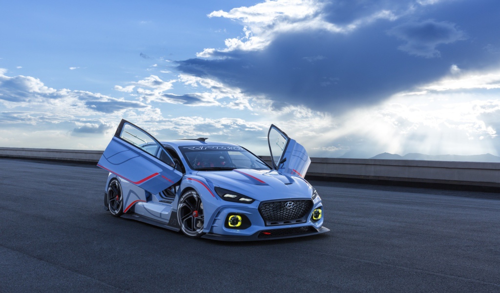 Автомобиль Hyundai RN30 с открытыми дверями на фоне неба 