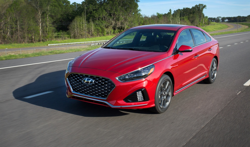 Красный автомобиль Hyundai Sonata Sport, 2018 на трассе 