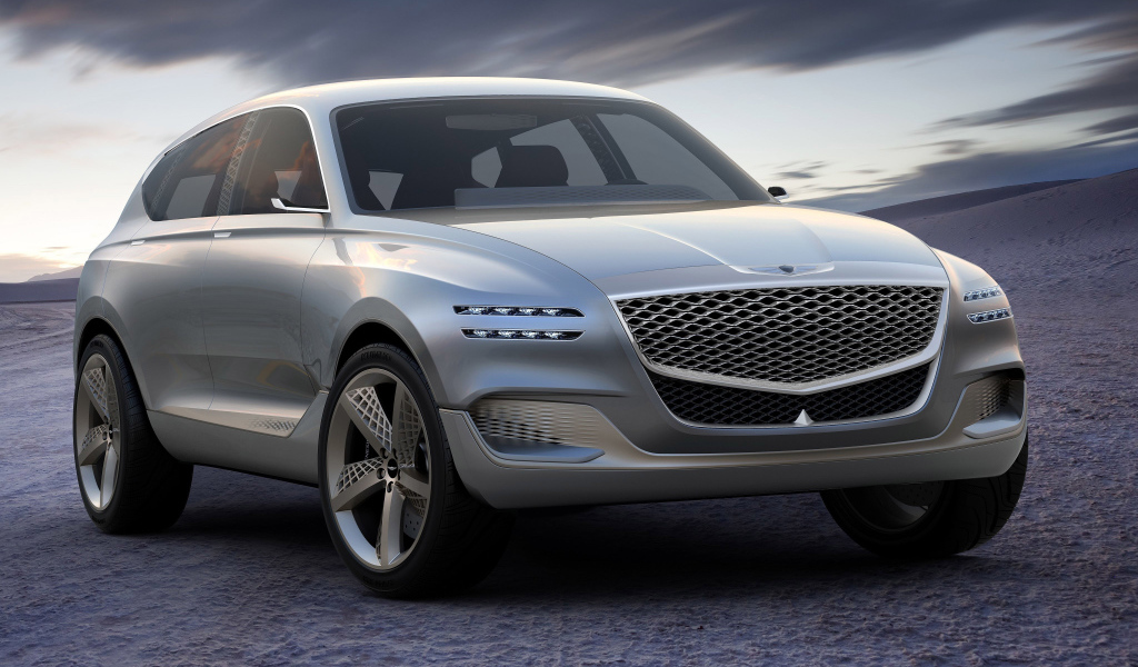 Серебристый автомобиль Hyundai Genesis GV80 