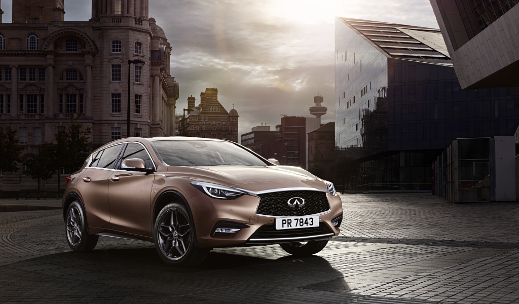 Автомобиль Infiniti Q30 в городе 