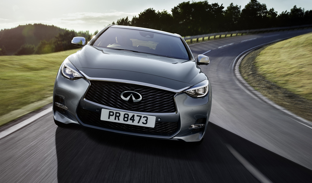 Серебристый автомобиль Infiniti Q30 на трассе