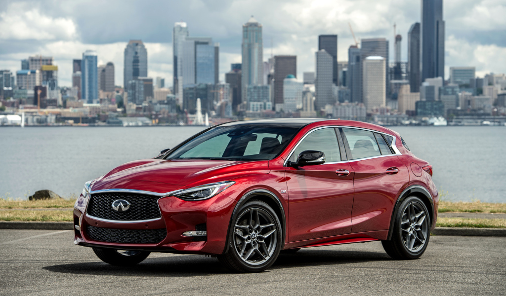 Бордовый автомобиль Infiniti QX30S 2.0t, 2017 на фоне города 
