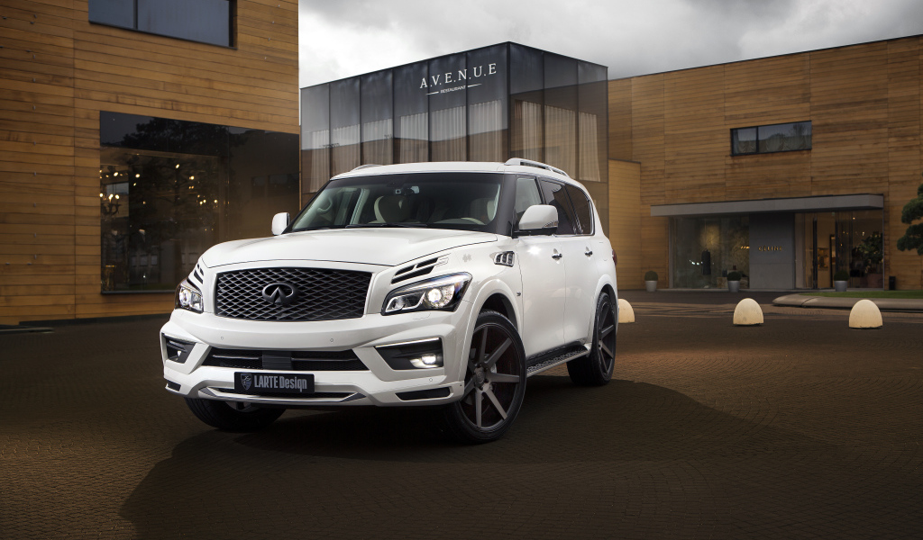 Белый стильный автомобиль  Infiniti QX80