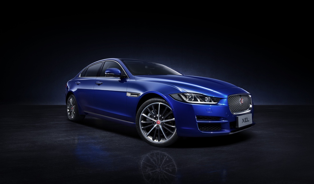 Синий автомобиль Jaguar XEL, 2018 вид сбоку
