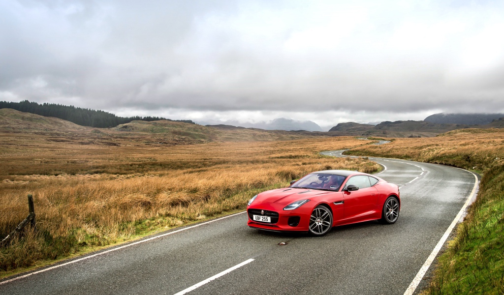 Красный автомобиль  Jaguar F-Type на трассе