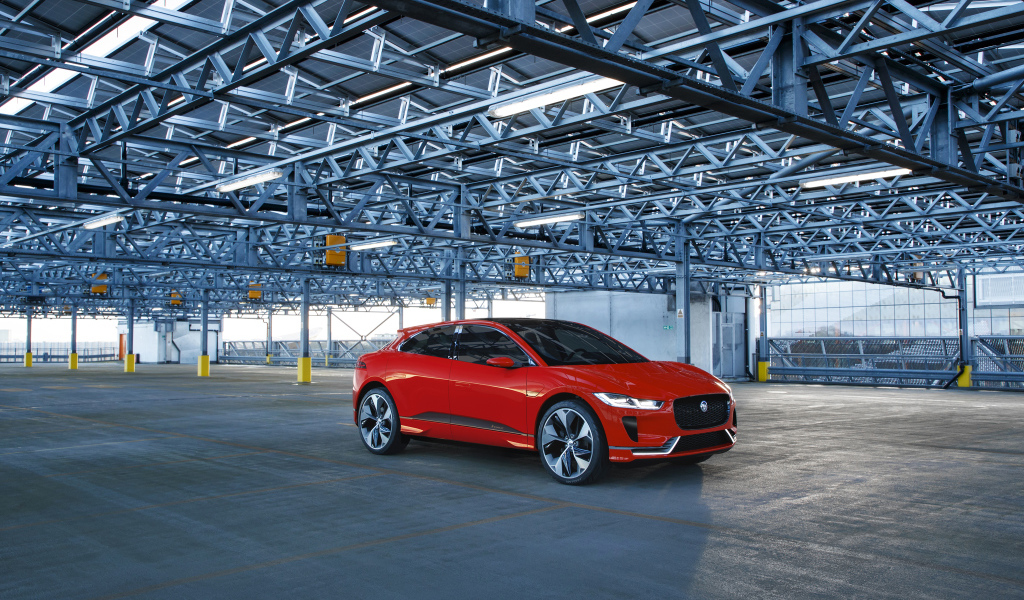 Красный автомобиль Jaguar I-Pace на стоянке 