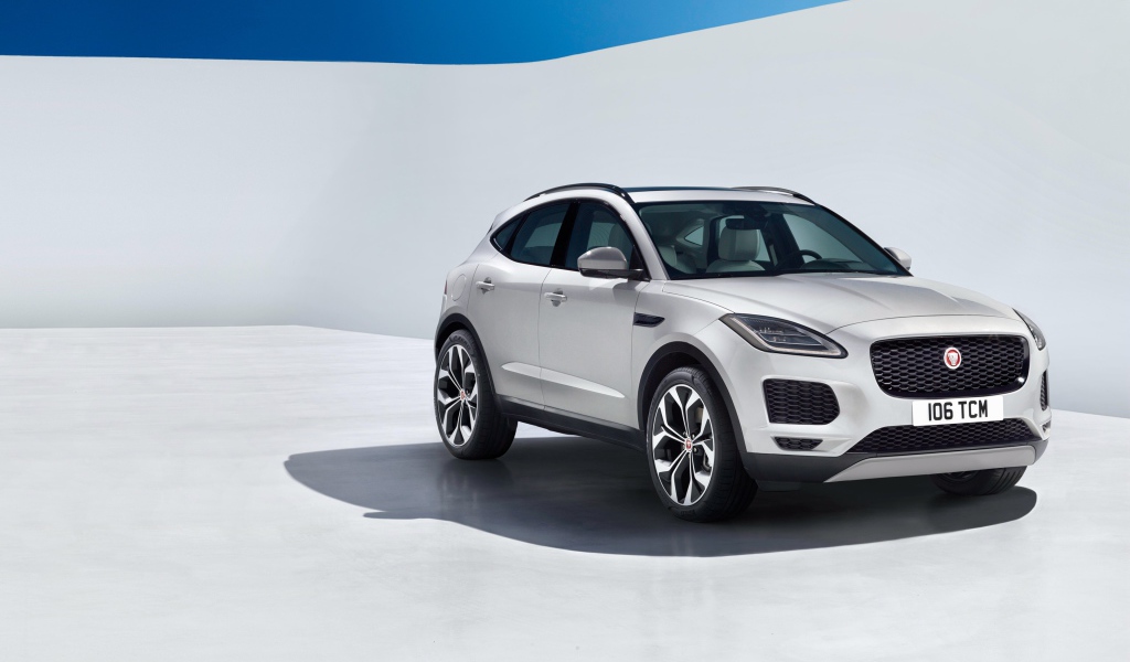Серебристый автомобиль Jaguar E-Pace, 2018