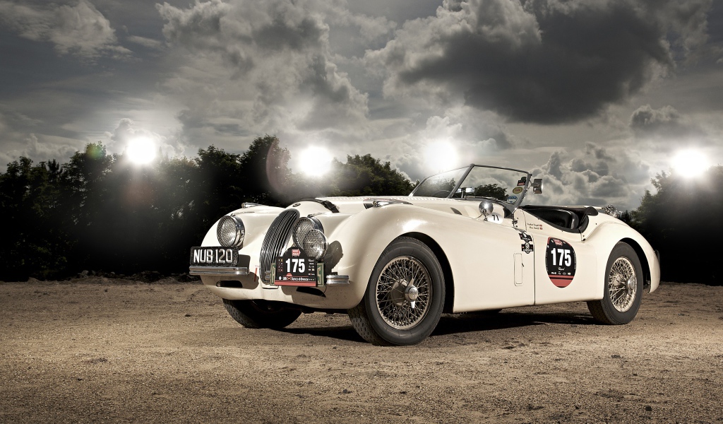 Белый спортивный ретро автомобиль Jaguar XK120, 1950 года