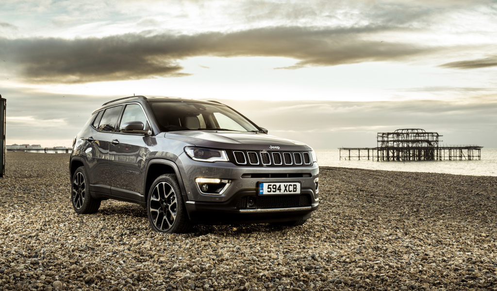Внедорожник Jeep Compass Limited, 2018 на фоне неба