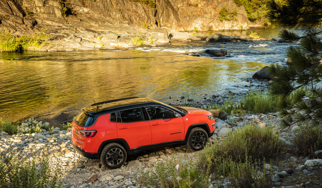 Красный Jeep Compass Trailhawk, 2017  на берегу 