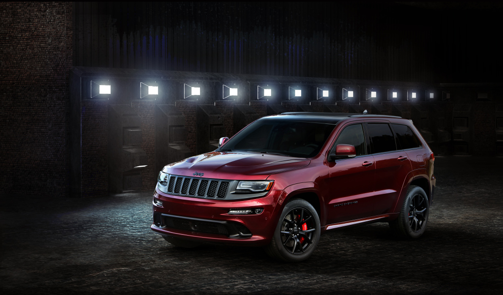 Красный автомобиль Jeep Grand Cherokee