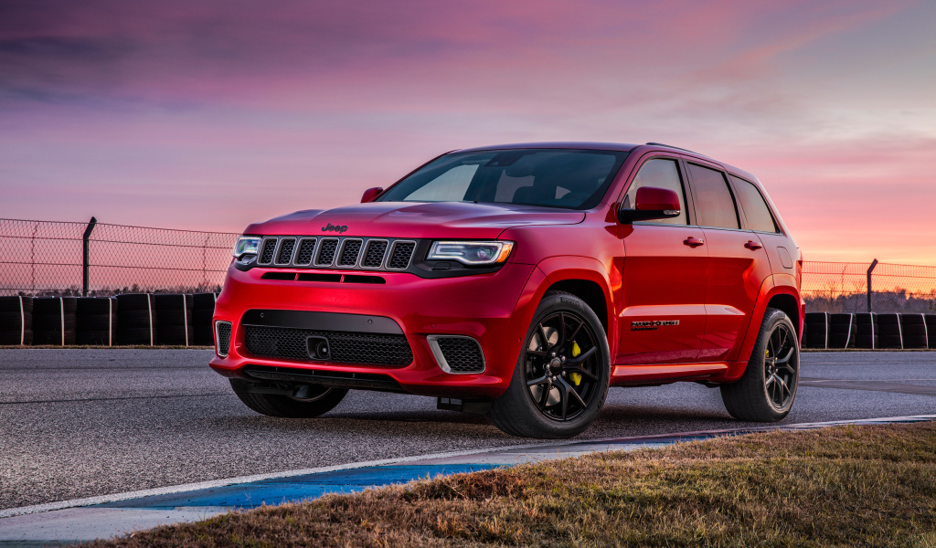 Красный автомобиль  Jeep Grand Cherokee Trackhawk, 2018 