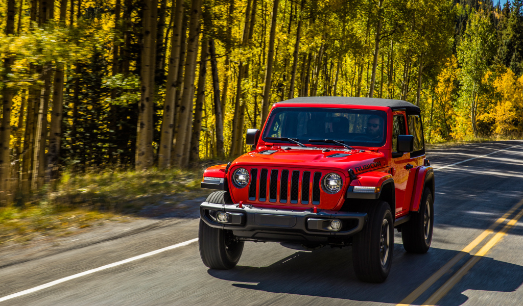 Красный автомобиль Jeep Wrangler Rubicon 2, 2018 на лесной трассе