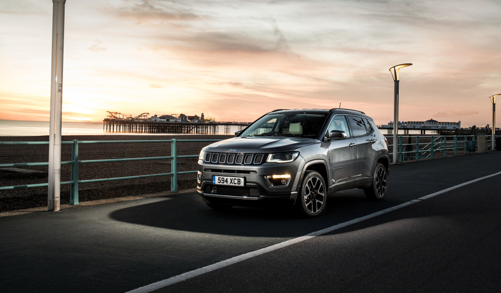 Серебристый внедорожник Jeep Compass Limited, 2018 на фоне горизонта