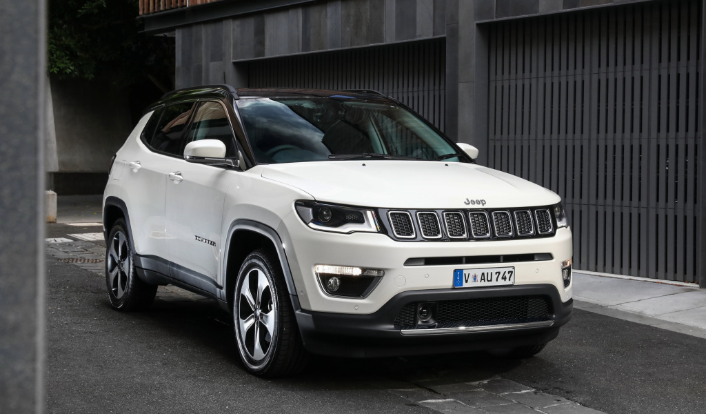 Белый автомобиль внедорожник  Jeep Compass Limited, 2018