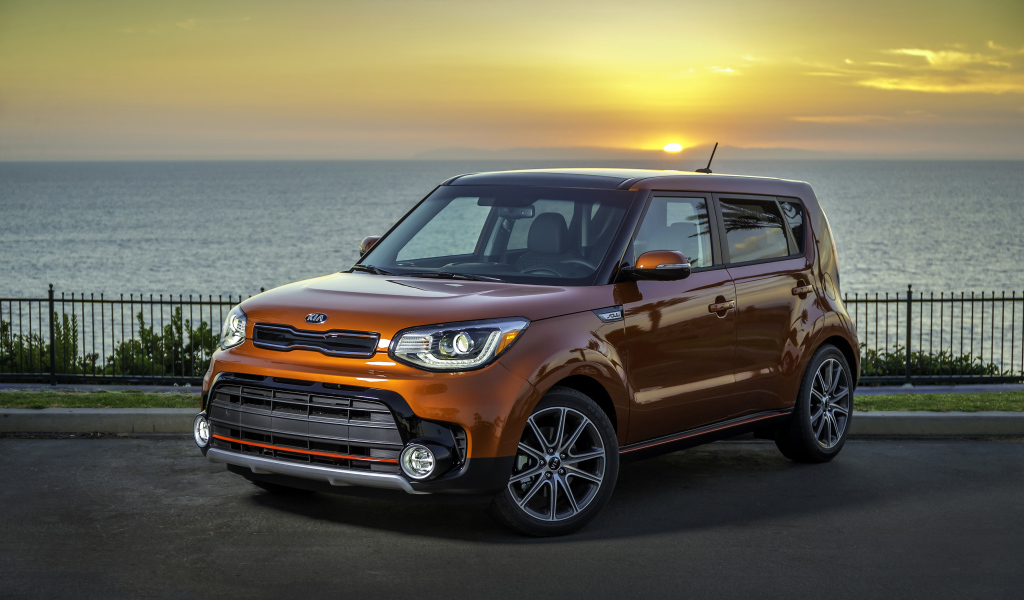 Оранжевый автомобиль KIA  Soul Turbo, 2017 