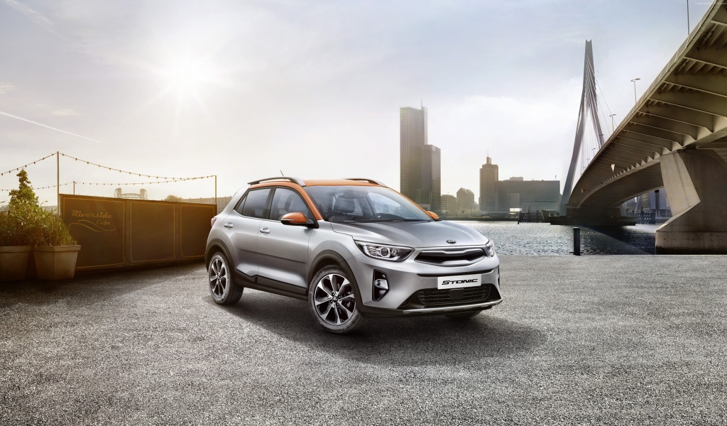 Серебристый кроссовер Kia Stonic, 2018  у воды