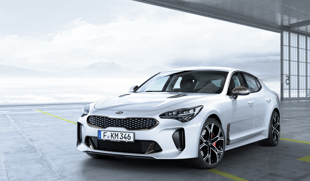 Белый автомобиль  Kia Stinger GT, 2017 
