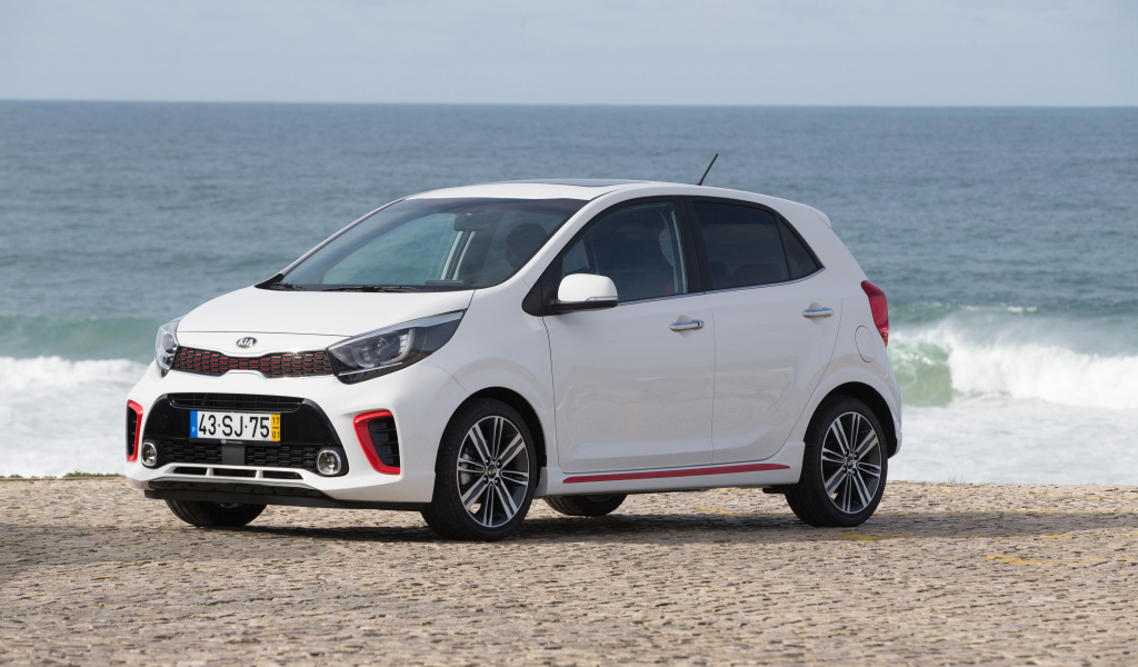 Белый автомобиль KIA Picanto GT Line, 2017 на фоне океана 