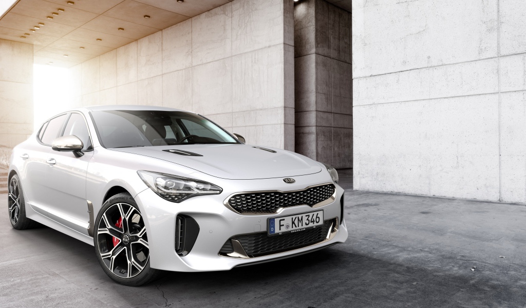 Белый автомобиль Kia Stinger GT, 2017 вид спереди