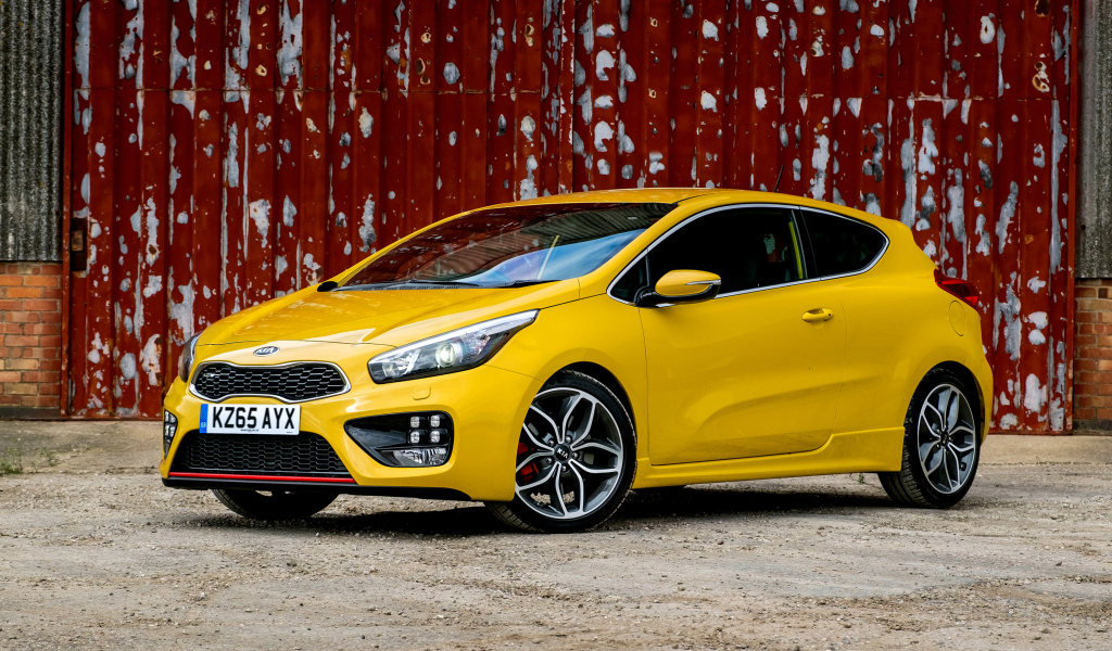 Желтый автомобиль Kia Ceed 