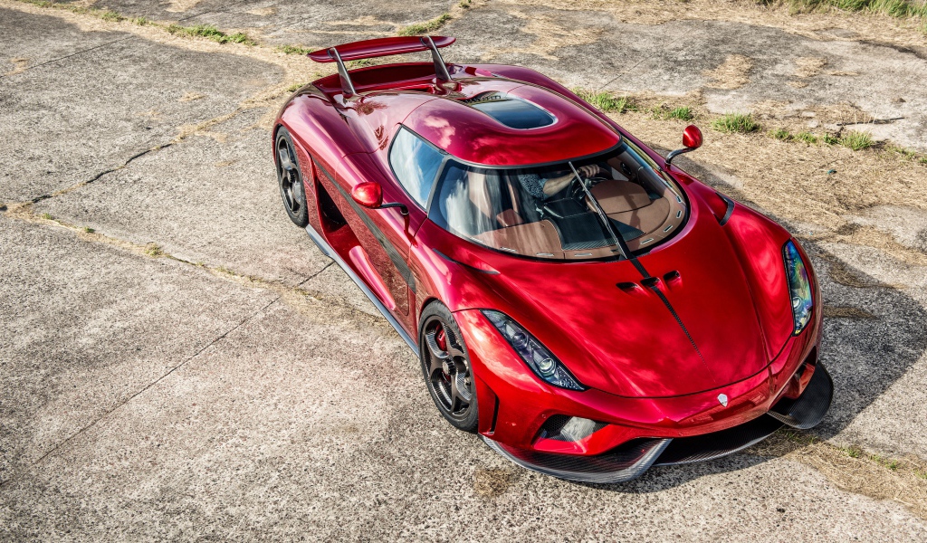Красный спортивный автомобиль Koenigsegg Regera вид сверху