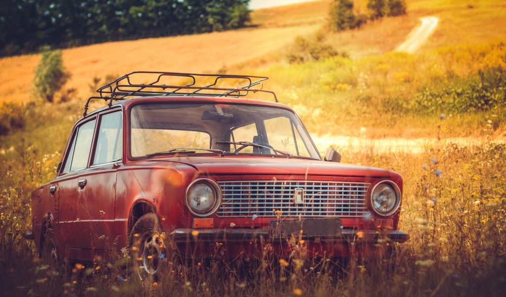 Красный российский автомобиль  Lada 2101